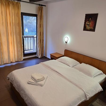 Casa Vivian Hotel Baile Herculane Bagian luar foto